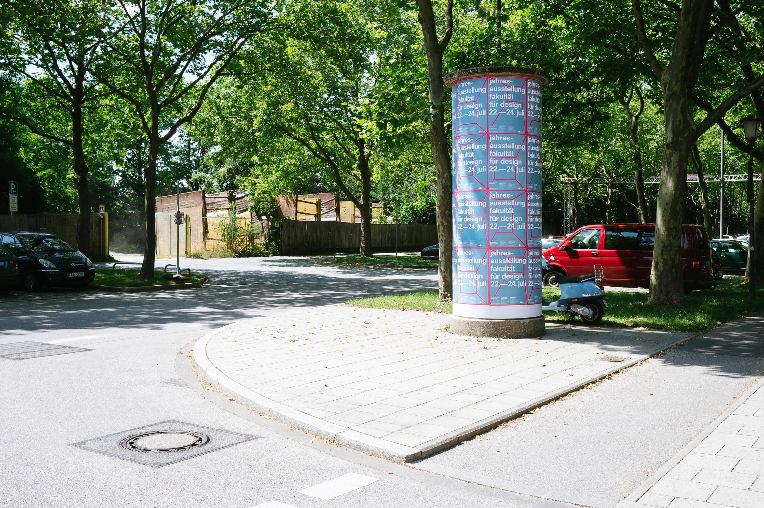 Litfaßsäule mit Plakaten für die Jahresausstellung